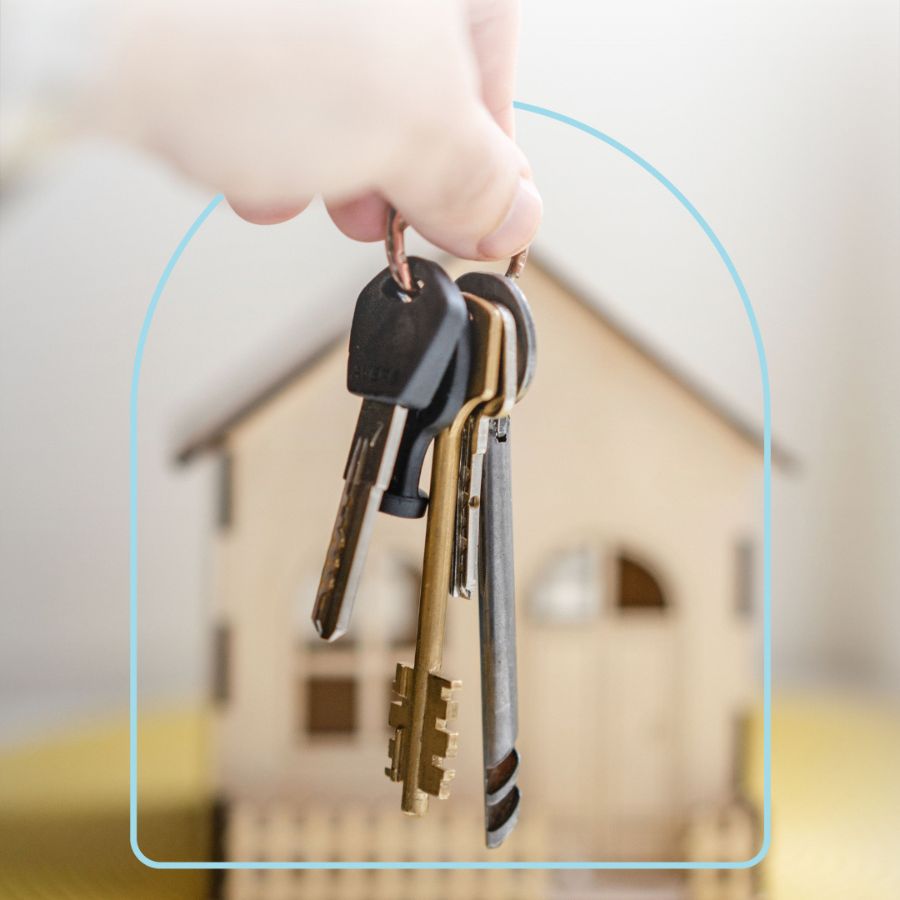 Keyring in front of blurred-out home